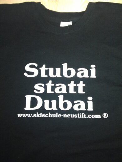 Bild vom T-Shirt, das wir von der Schischule Olympia gekauft haben mit der Aufschrift: "Stubai statt Dubai"