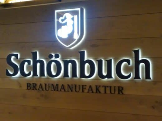 Bild von einer Zwischenwand mit Logo der Brauerei Schönbuch