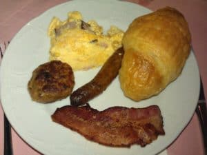 Bild von meinem Frühstücksteller mit Croissant, Nürnbergerle, Fleischküchle und Speck