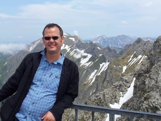 Bild von mir unmittelbar unter dem Gipfelkreuz des Nebelhorns (nicht zu sehen) mit Bergen im Hintergrund
