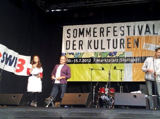 Bild von Malena und Rolf auf der Bühne bei der Vorstellung des Fördervereins des Forums