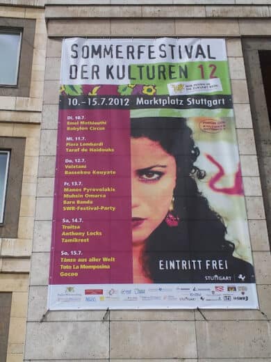Plakat vom Sommerfestival der Kulturen 2012 am Rathaus