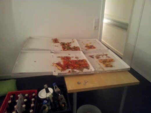 Bild von den fast leer gefutterten Familenpizzaschachteln