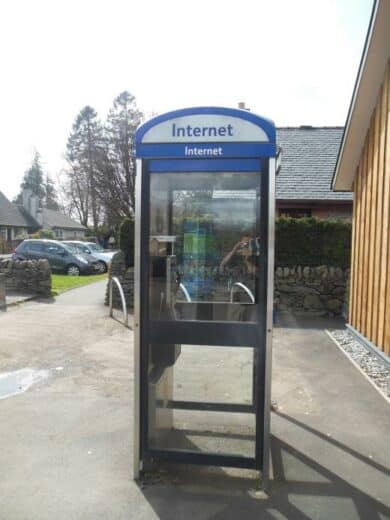 Bild einer mit "Internet" beschrifteten Telefonzelle in Schottland