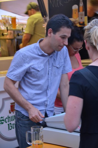 Mathias an der Kasse vom Getränkestand 5 beim Sommerfestival der Kulturen 2013