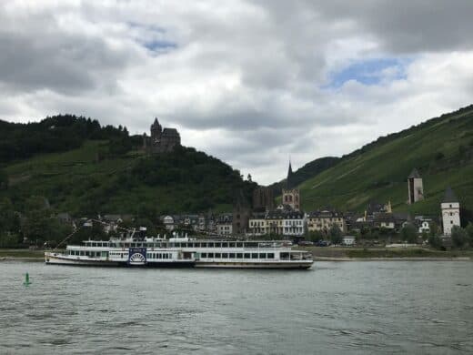 Random Ort während der tollen Schifffahrt auf dem Rhein