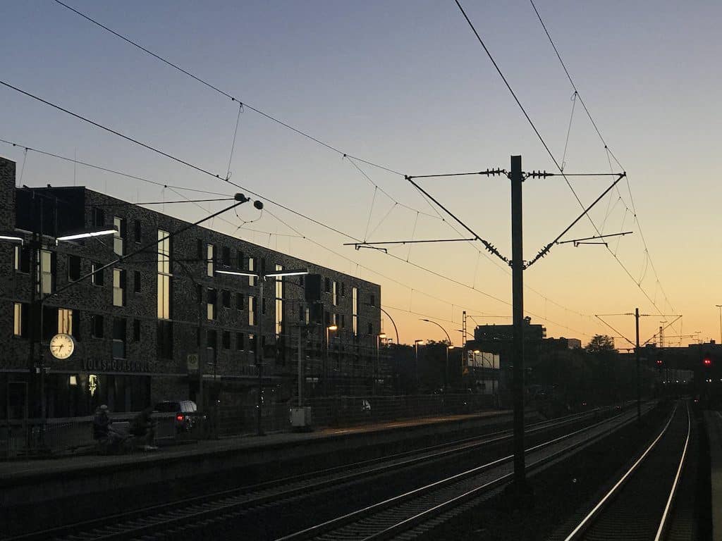 Bahnromantik beim Sonnenuntergang in Fellbach am Bahnhof