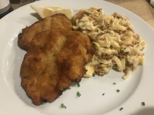 Schnitzel mit Kässpätzle im Lehen