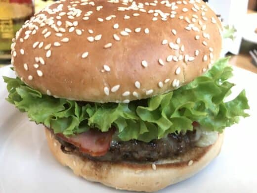 Cheeseburger mit Bacon im Stable Irish Pub in Konstanz