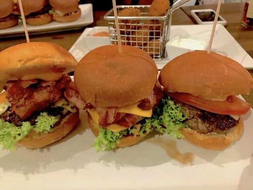 Drei Burger mit 70 g Patties im Burger House Stuttgart West: Bluecheese Burger, Unneccessary Burger und Chili Burger