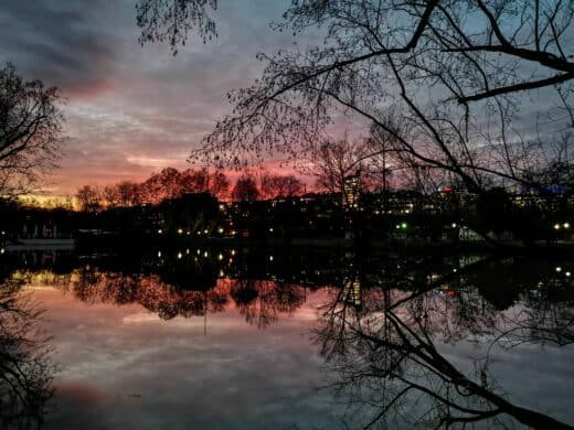 Schöne Spiegelung zum Sonnenuntergang im Mittleren Schlossgarten in Stuttgart