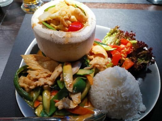 FIRE BIRD: Rotes Thai Curry mit Limettenblätter in Kokosmilch mit verschiedenen Gemüsen und Litschi. 
