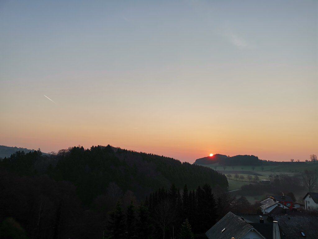 Sonnenaufgang am Sonntagmorgen von meinem Balkon vom H+ Hotel Willingen aus