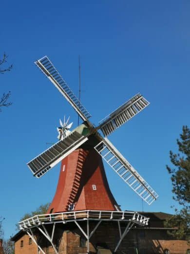 Windmühle am Rande der Dove Elbe