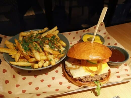 Burger und Poutine im Burgerheart Stuttgart