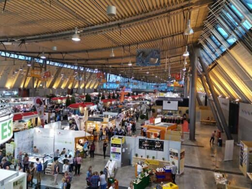 Ein Blick von oben in eine der Messehallen während der Slow Food 2019