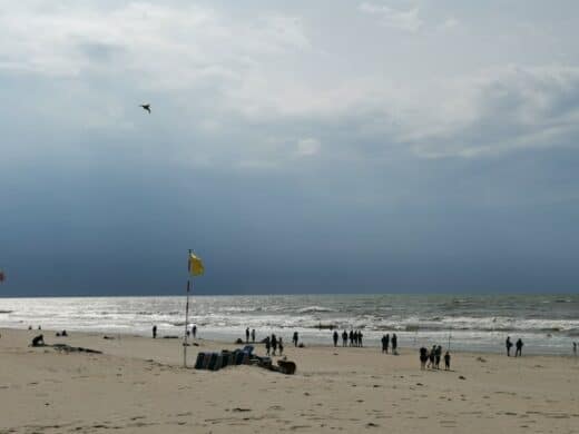 Da naht der Regen in Zandvoort am Strand