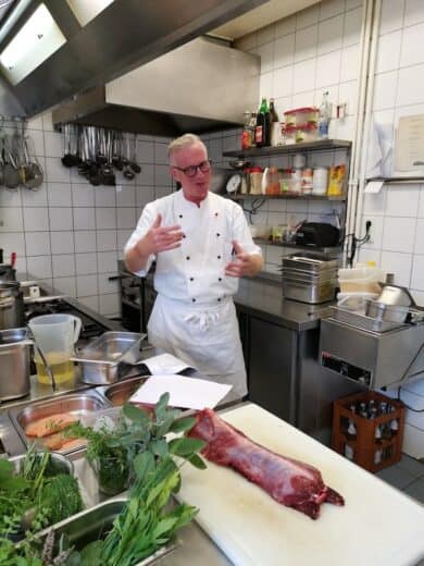 Franz Josef Ikenmeyer in seiner Küche des Landgasthauses Ikenmeyer in Neuenheerse beginnt durch den Kochkurz zu führen