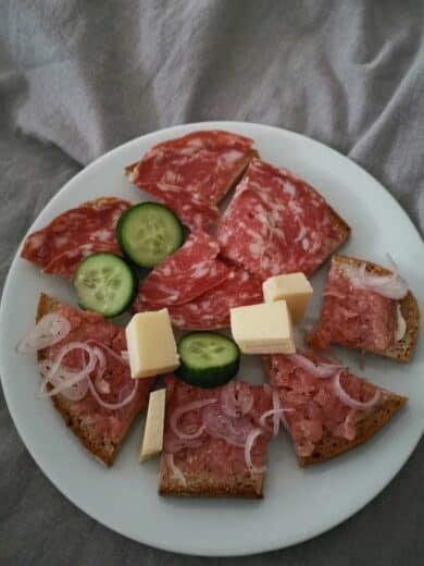 Lcker Frühstücksteller bei Nic mit Salami und Mettwurst