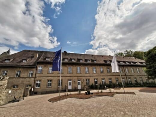 Das Hotel Schloß Gehrden vom Parkplatz aus fotografiert