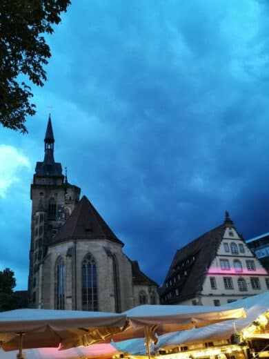 Die Stiftskirche am Abend des Weindorfes