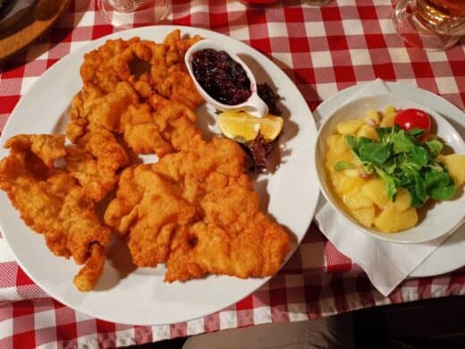 Leckeres Kalbsschnitzel im Wiener Wiaz'haus