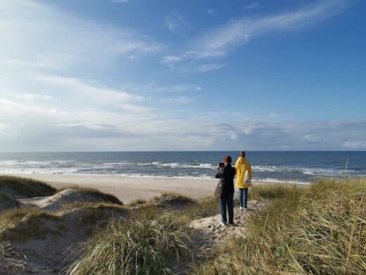 Imke und Ina bestaunen den Strand in Dänemark