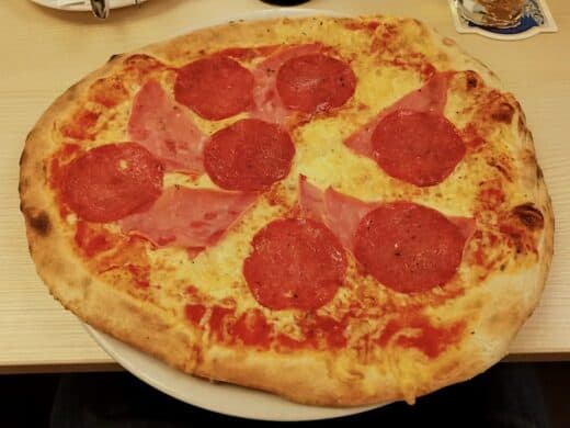 Pizza Salami und Schinken im CBC Fellbach