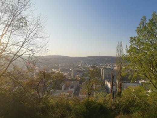 Aussicht auf Stuttgart von einer Aussichtsplattform wenige Meter unterhalb des Kriegsbergturms