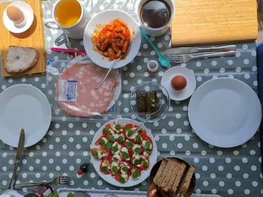 Spätstück auf dem Balkon