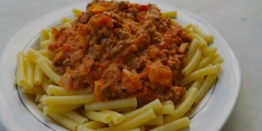 Pasta mit Hackfleisch-Tomaten-Sahne-Soße