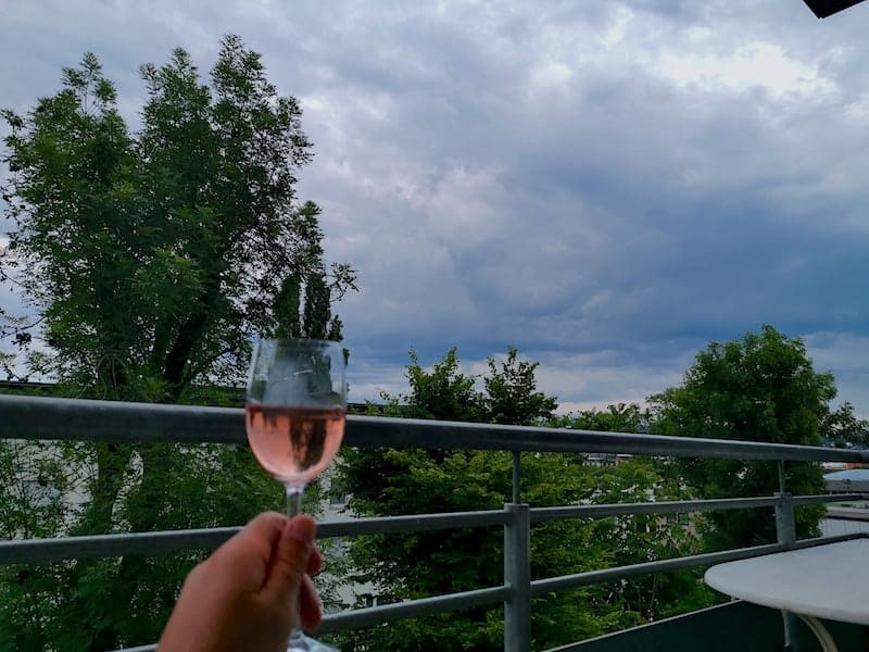 Ein Weinchen und ein beeindruckener Wolkenhimmel am Mittwochabend