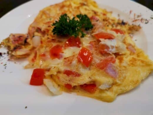 Mein Omelette mit Zwiebeln, Speck, Tomaten und Käse im NH