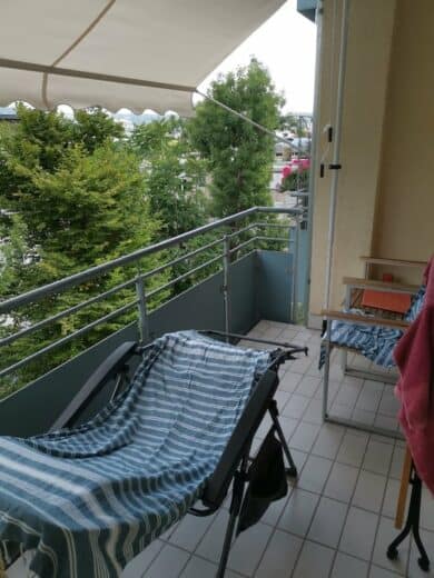 Balkon mit Liegestuhl und Markise
