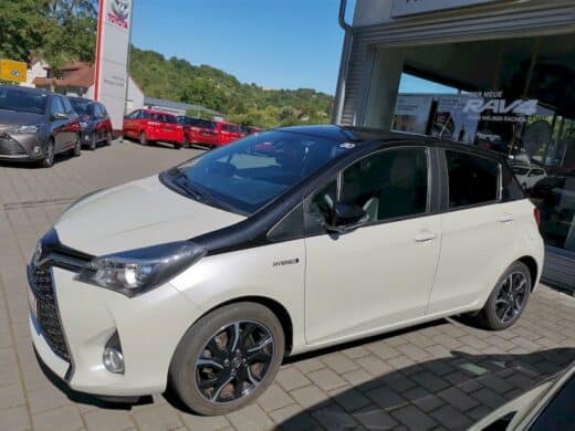 Mein neuer Toyota Yaris hybrid vor dem Autohaus