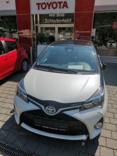 Toyota Yaris hybrid, Creme mit schwarz, noch ohne Kennzeichen