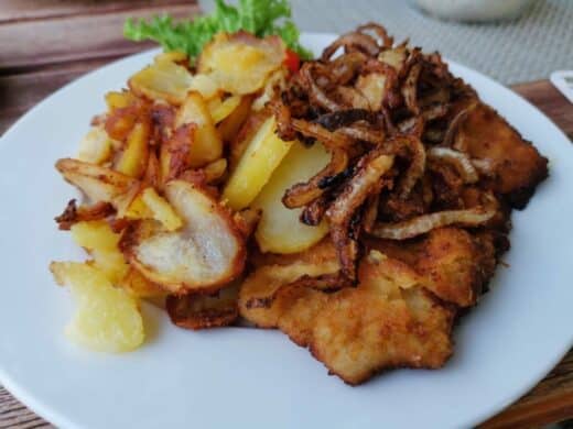Münchner Schnitzel mit Bratkartoffeln und Röstzwiebeln im Kondrauer Hof
