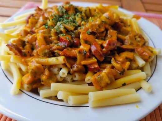 Das fertige Gericht: Maccaroni mit einer Currysosse mit Wurstresten, Zwiebeln und mehr