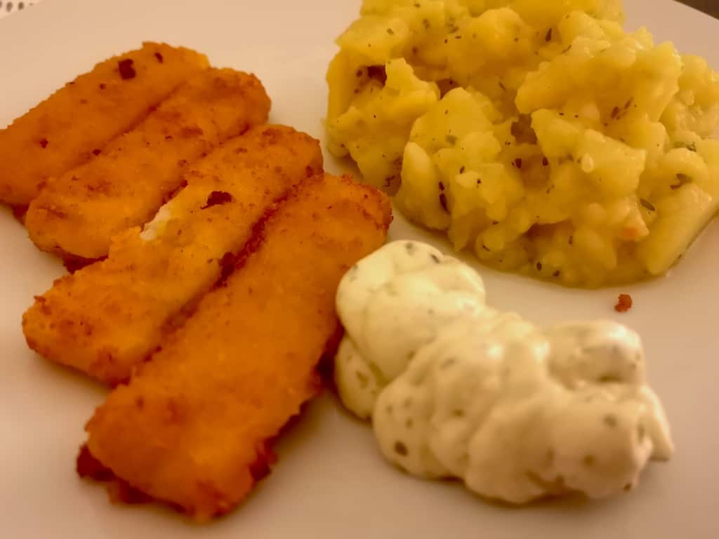 Fischstäbchen mit Kartoffelsalat und Remoulade