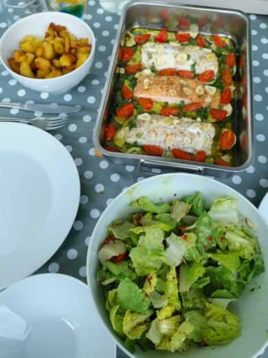Salat, Zander und Lachs mit Knoblauch sowie Rosmarinkartoffeln