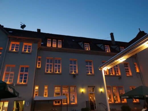 Der Schlachthof Stuttgart bei Nacht vom Biergarten aus - stimmungsvoll beleuchtet