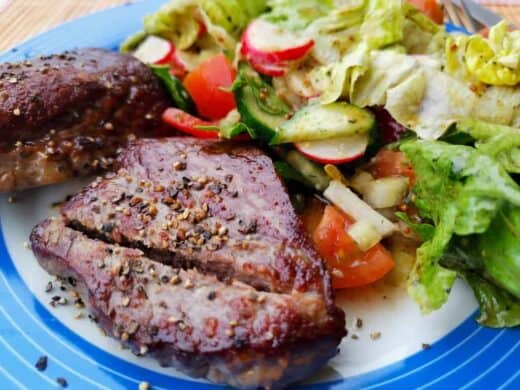 Steaks von der Rinderhüfte mit Salat