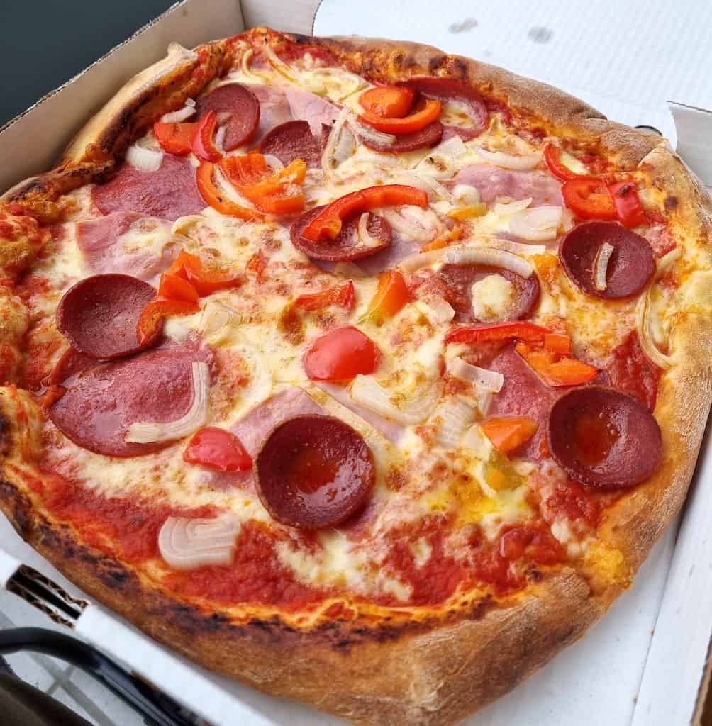 Pizza Salami mit Schinken, Sucuk, Zwiebeln, Knoblauch und Paprika