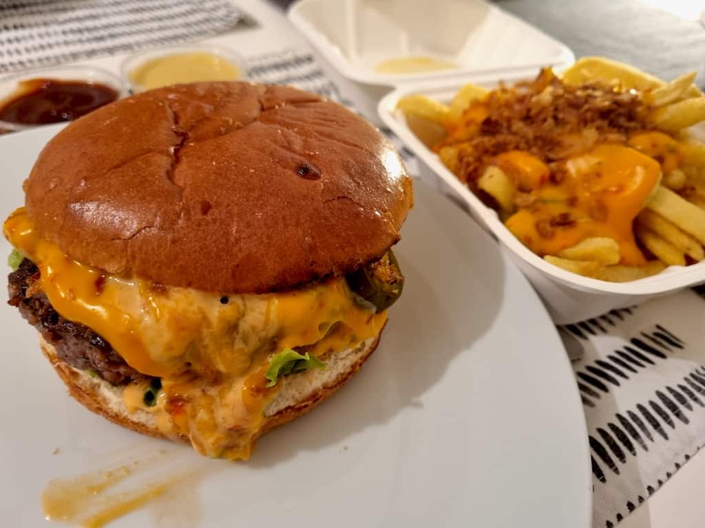 Chili-Cheese-Burger von Bo's