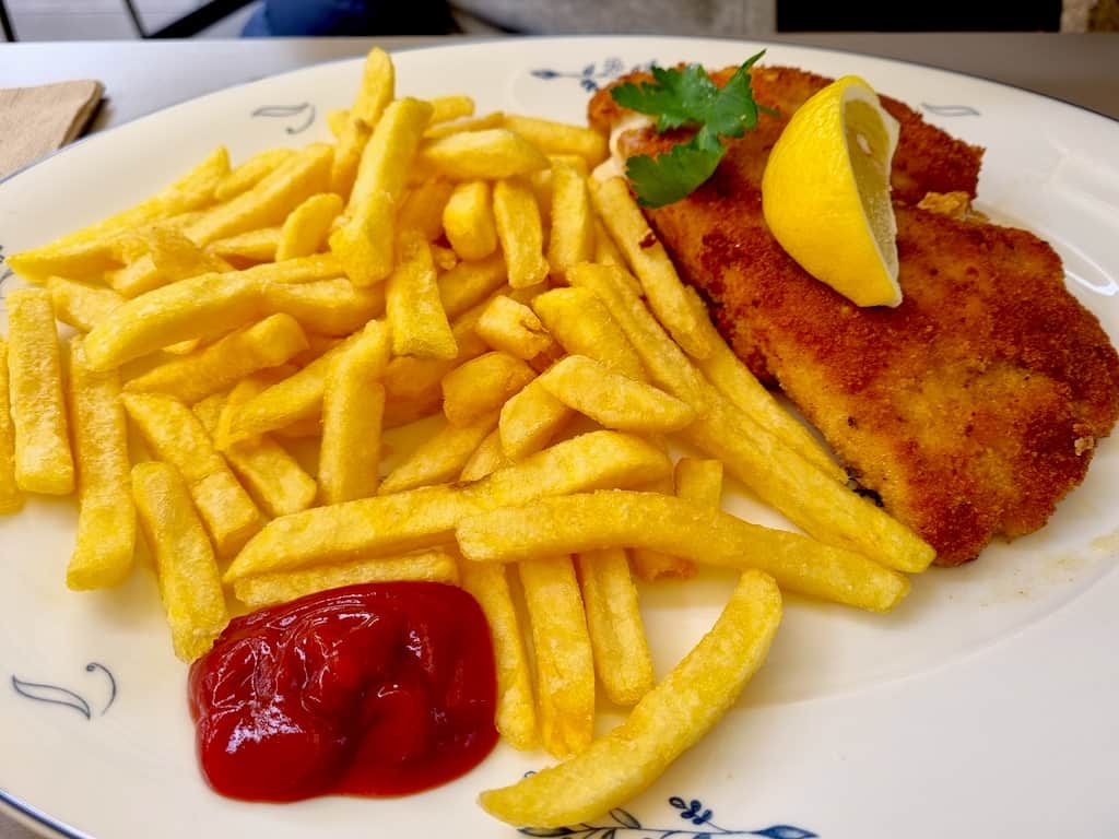 Cordon Bleu mit Pommes im Restaurant Lautenschlager Stuttgart