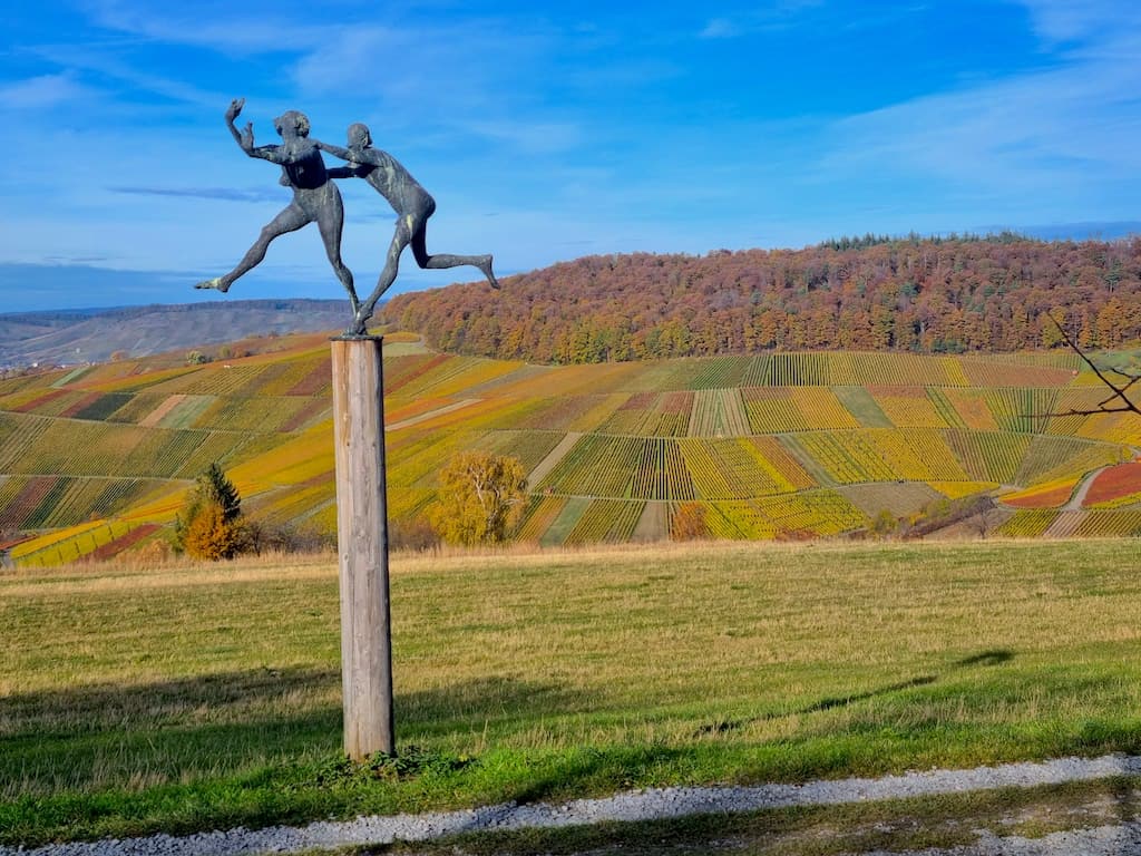 Skulpturen und Weinberge oberhalb von Strümpfelbach