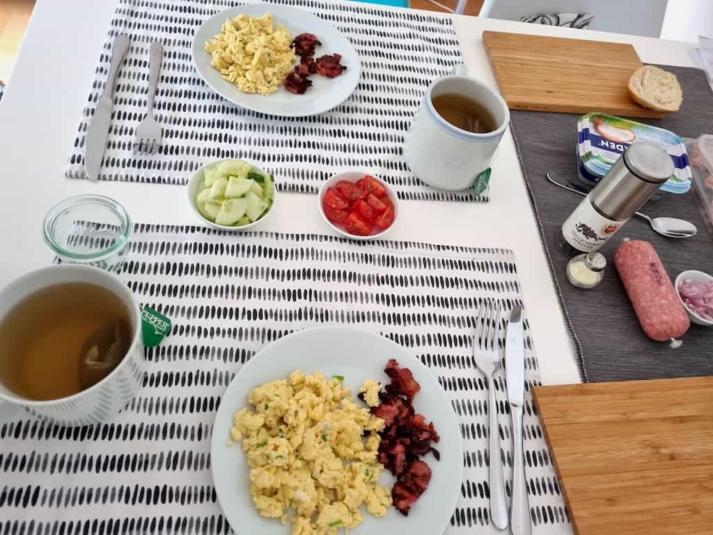 Frühstück mit frischem Rührei und Speck