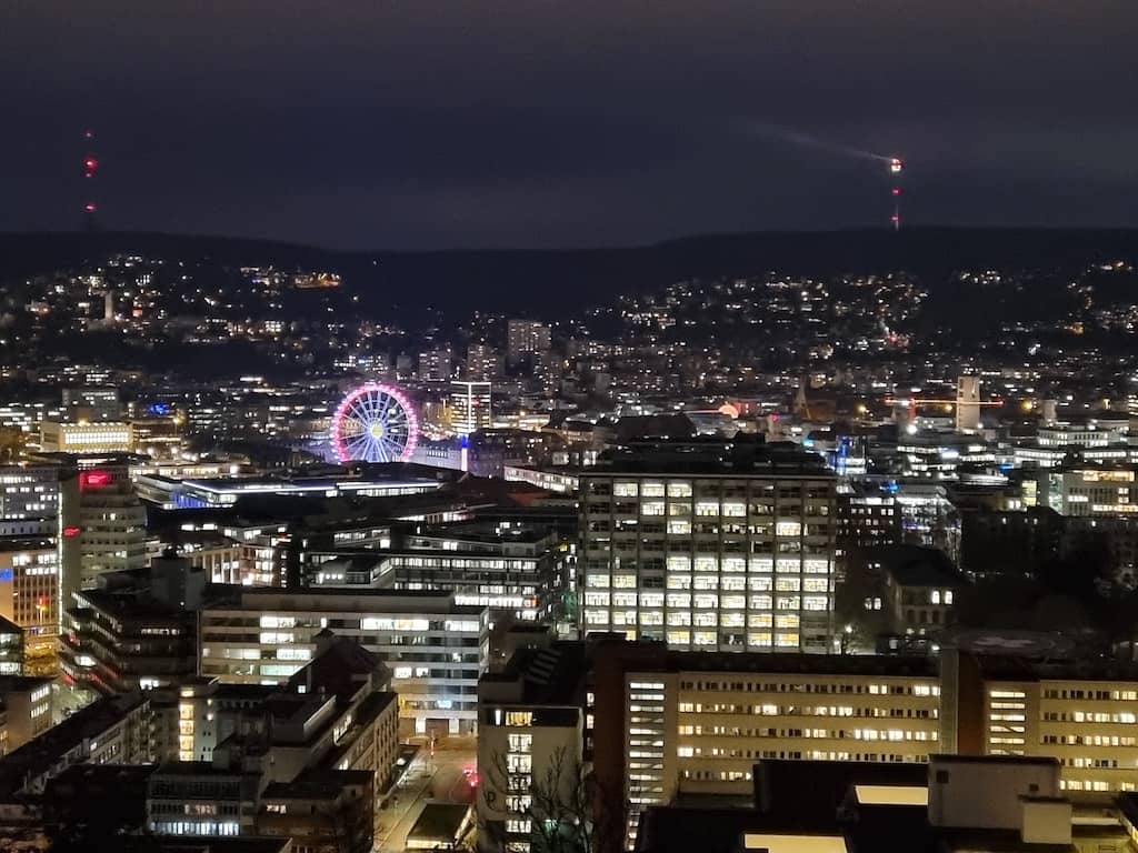 Ausblick über Stuttgart  im Dunklen inklusive Riesenrad vor dem neuen Schloß