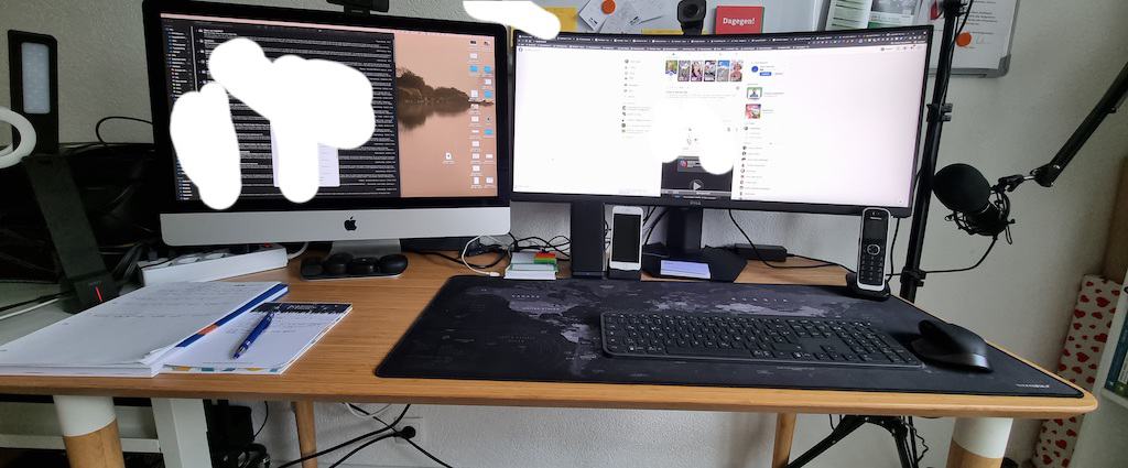 Stand meines Homeoffices irgendwann im Jahr, mit dem iMac links und dem 34-Zoll Monitor rechts