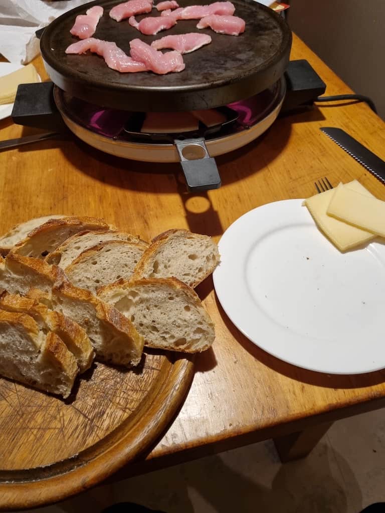 Einfaches Raclette, Käse, ein klein wenig Pute und Baguette